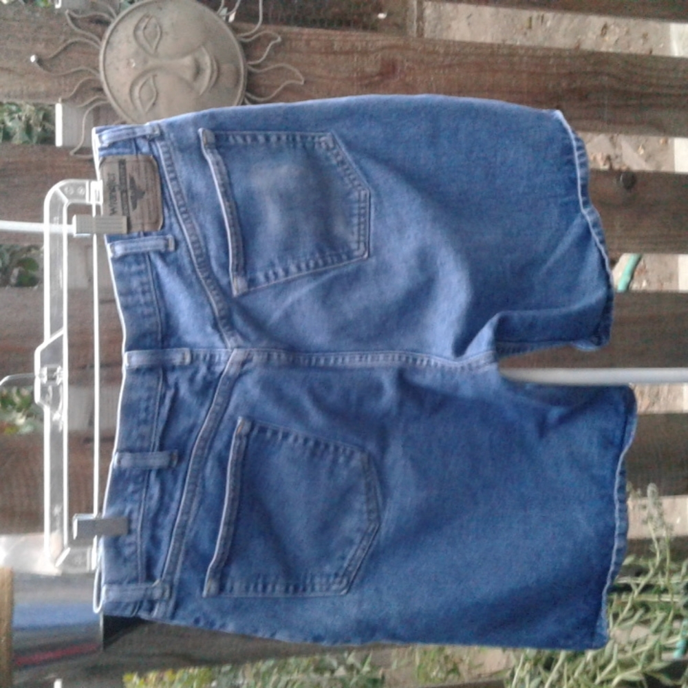 Relax fit Wrangler Jean shorts size 36 good condition